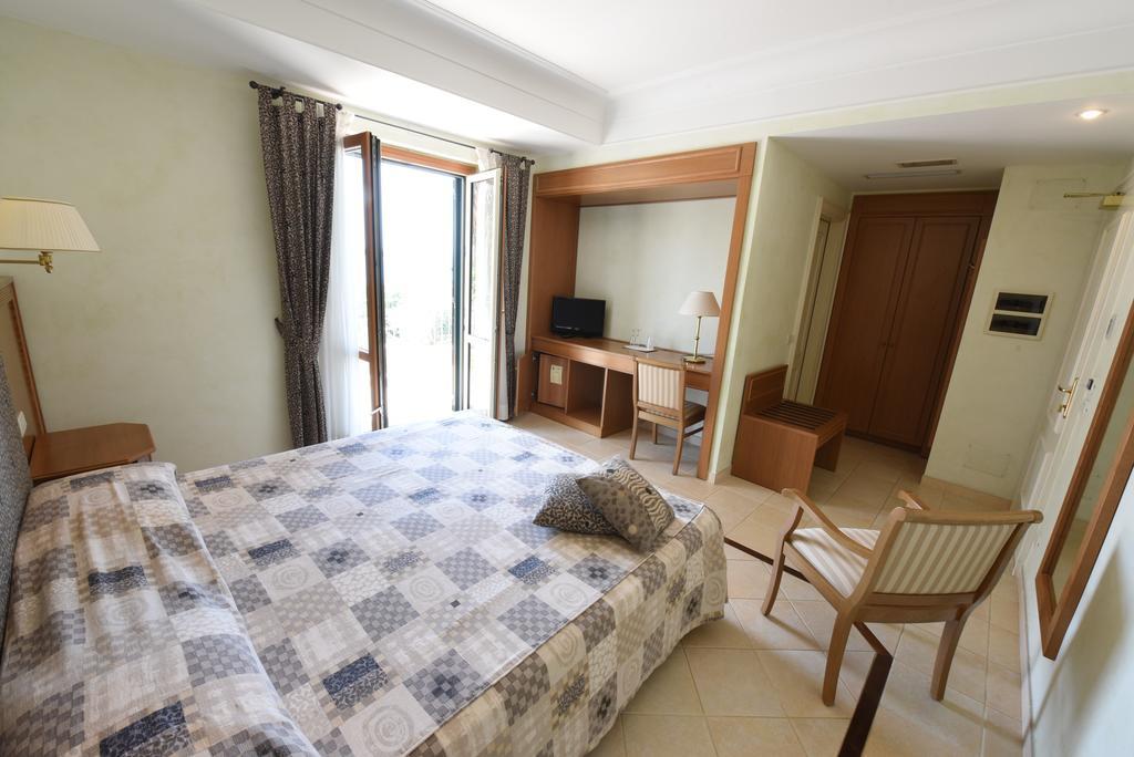 Hotel Ristorante La Lampara Gizzeria Cameră foto